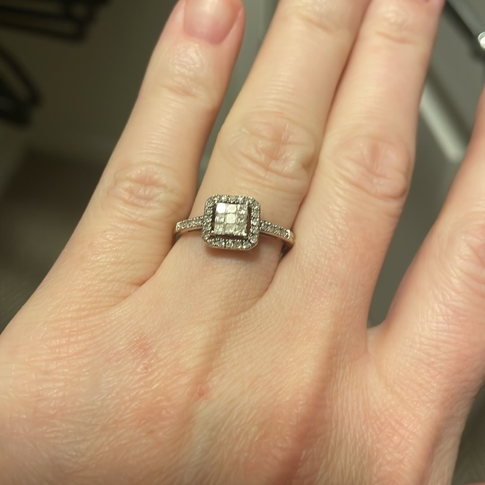 10k white gold and diamond engagement/promise ring